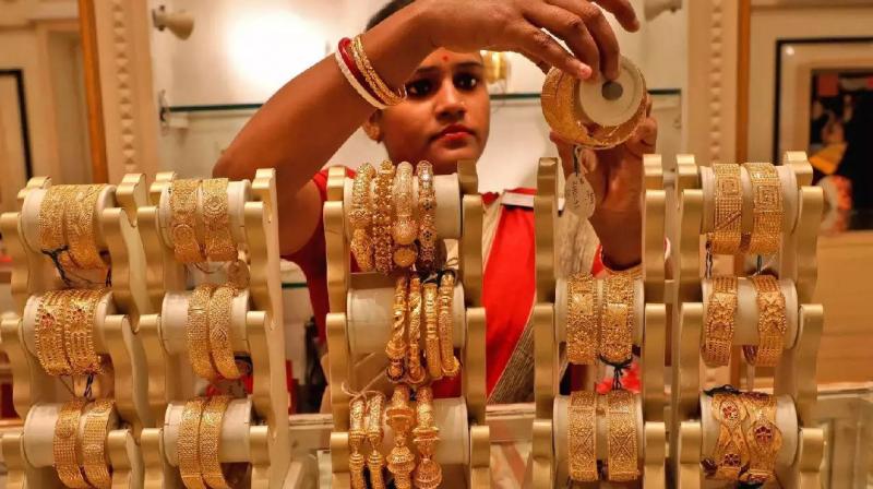 Gold futures rise on spot demand