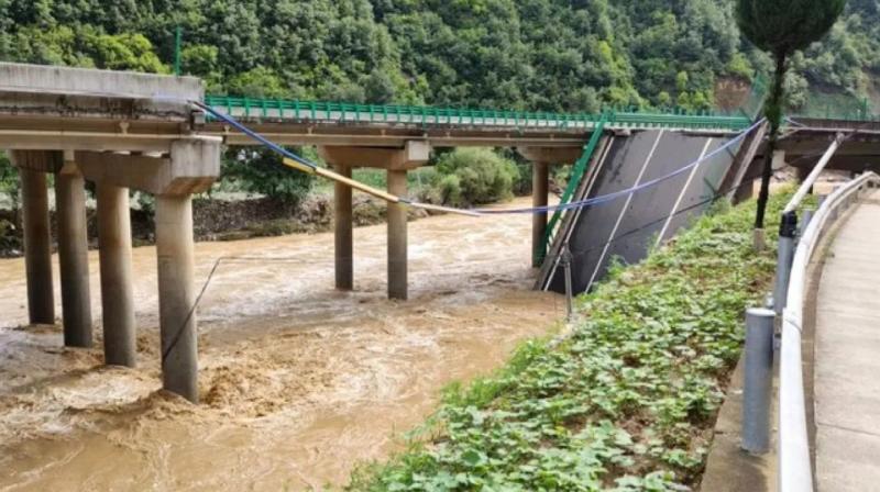 Rain havoc in China, 11 people died due to bridge collapse news in hindi