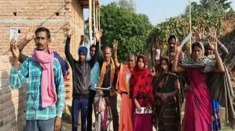 Maharashtra: Losing candidate in Gram Panchayat elections threatens villagers by brandishing a sword