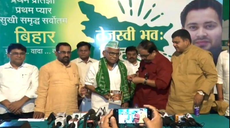 Bihar Politics News Senior JDU leader Ranjan Prasad Yadav joins RJD along with hundreds of his supporters.