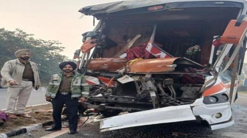 Bus accident occurred in Jalandhar, one passenger died news in hindi