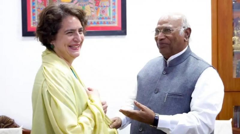 Priyanka Gandhi Vadra meets Congress President Kharge news in hindi