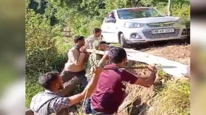 Car stuck on a dangerous road, hill people did amazing trick, watch video