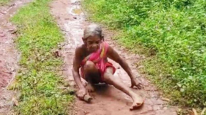 Elderly woman walked 2 kilometers to collect pension, video went viral news in hindi