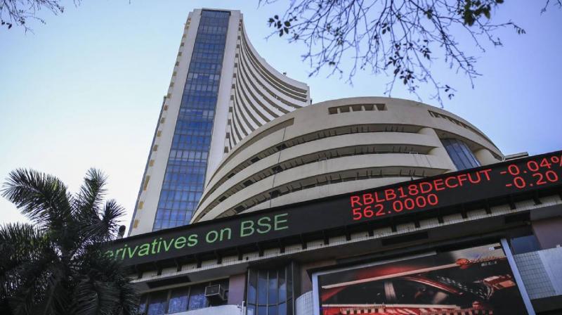 Share Market News: Stop on the ongoing rise in the stock market for two days, Sensex fell by 398 points.