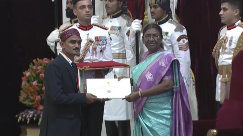 President Murmu honored Jagjivan Mahavidyalaya volunteer Max Kumar with National Service Scheme Award.