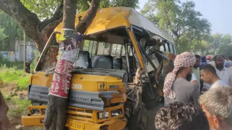 Ludhiana News: School van collides with tree due to driver's negligence, one child killed, many injured