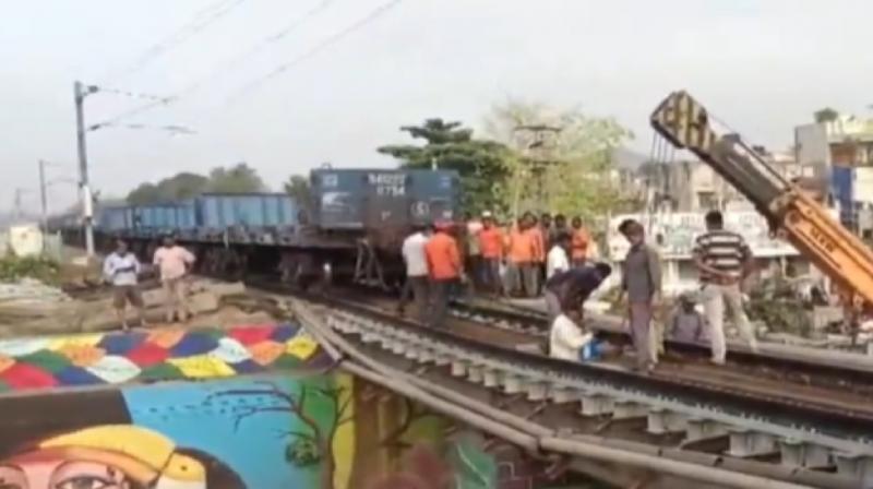 goods train collision with girder in Anakapalle, Andhra Pradesh news in hindi