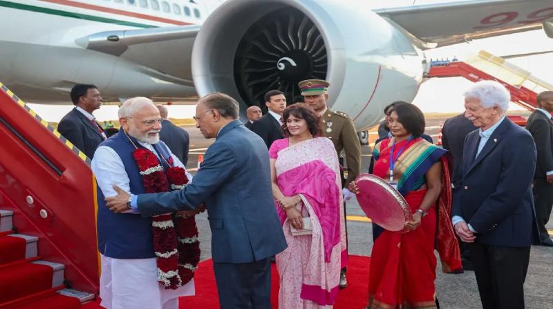 PM Modi arrives in Mauritius for 2-day visit News In Hindi