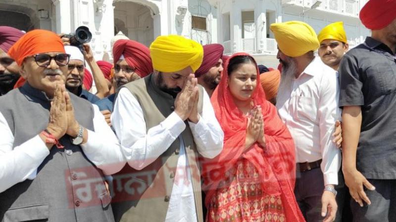 Punjab News: Governor Gulab Chand Kataria and CM Bhagwant Mann paid obeisance at Sri Harmandir Sahib