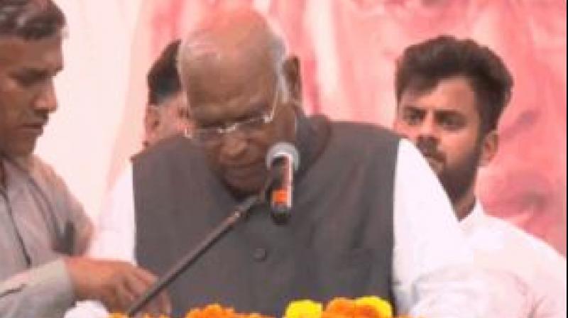 Mallikarjun Kharge's health unwell while giving a speech on stage in| Jammu and Kashmir Kathua