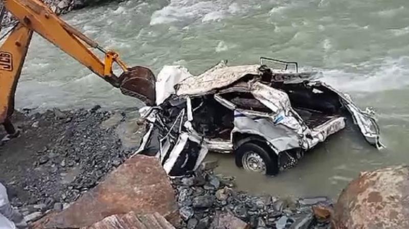 Himachal Pradesh: A vehicle full of policemen fell into the river, 6 dead and 4 injured