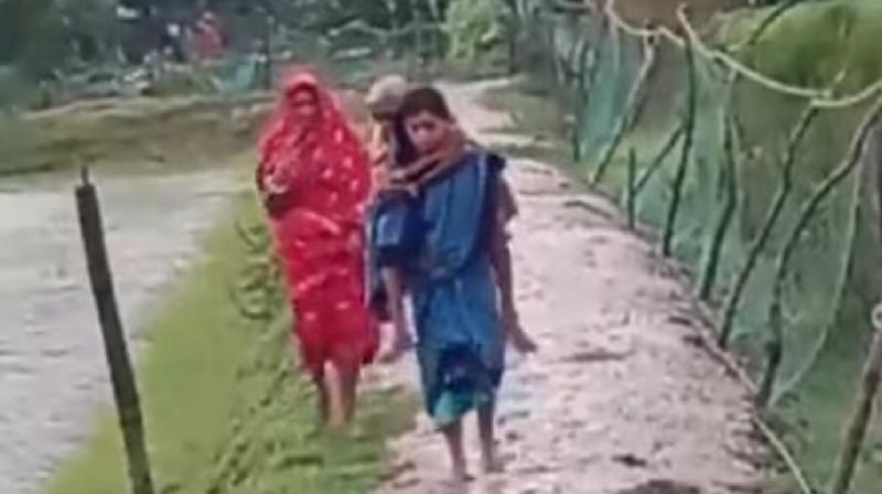 ASHA worker carrying elderly woman on back video Dana News In Hindi