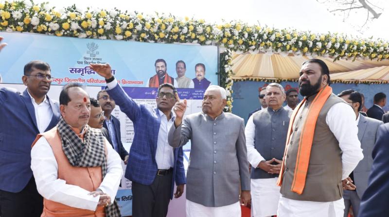 समृद्धि यात्रा के दौरान मुख्यमंत्री नीतीश कुमार मुजफ्फरपुर। पथ निरीक्षण, स्टॉल निरीक्षण,कृषि उत्पादन बाजार समिति मुजफ्फरपुर के प्रांगण का निर्माण एवं जीर्णोद्धार कार्य का उद्घाटन तथा विभिन्न विकासात्मक योजनाओं का शिलान्यास किया