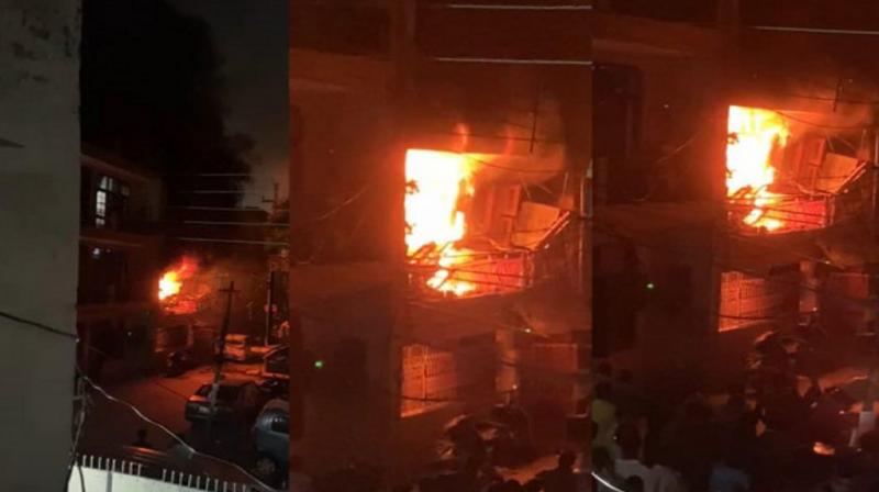 Fire breaks out in  Noida Sector-27 one Dead latest News In Hindi