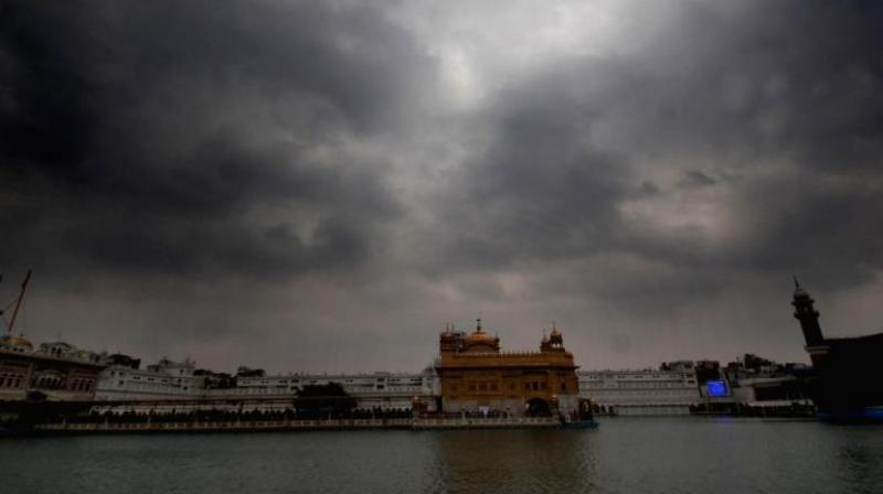 Dark clouds covered many areas of Punjab, it will rain news in hindi