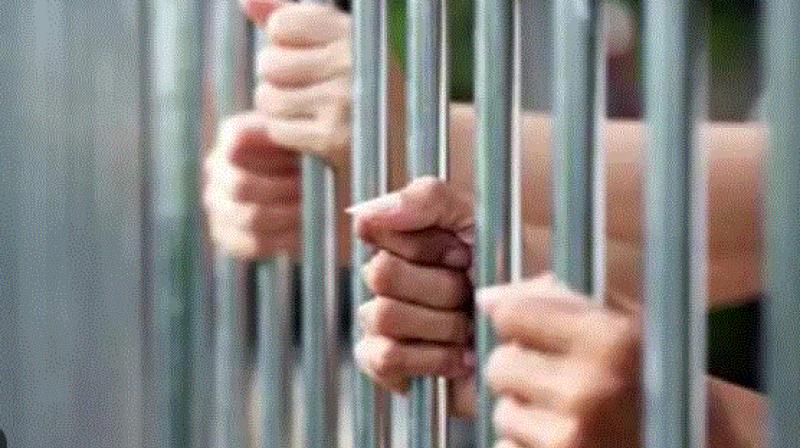 17 prisoners escape from jail during Eid prayers in Pakistan