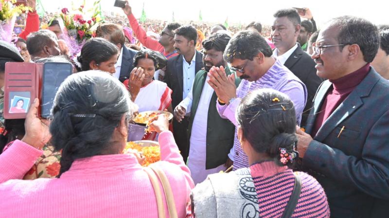 Chief Minister Hemant reached Gumla under the district tour program, people welcomed