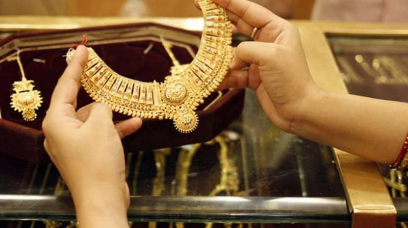 Gold Rate: Gold fell by Rs 8, silver rose by Rs 82