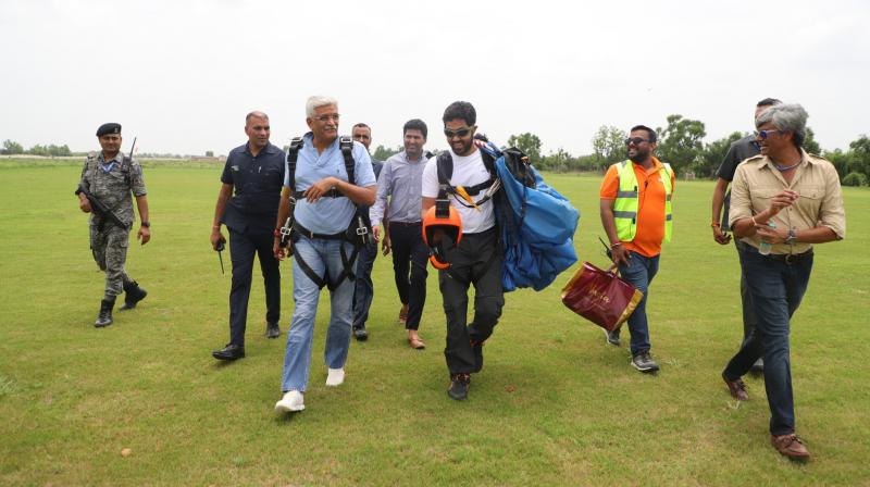 World Skydiving Day Union Minister Gajendra Singh Shekhawat did skydiving News in hindi