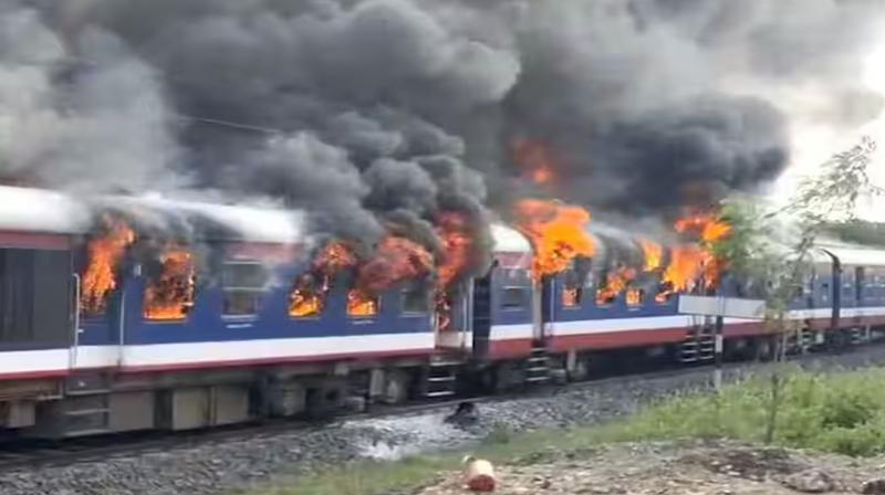 Fire breaks out in five coaches of passenger train in Maharashtra, no casualties