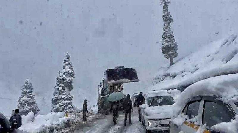 Jammu and Kashmir 5 killed due to snowfall news in hindi