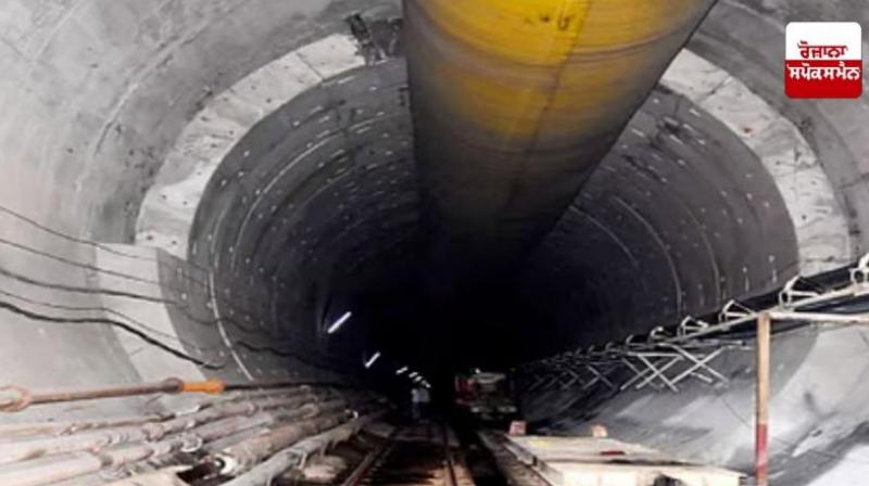 Telangana Tunnel Collapse 8 workers trapped News in Hindi