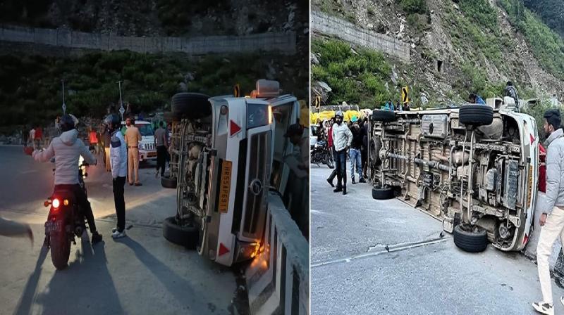 accident tourist vehicle overturns near Atal Tunnel news In hindi