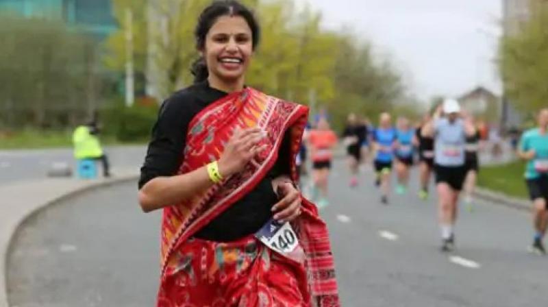 Amazing Indian woman in UK, ran in 42.5 km marathon wearing Sambalpuri saree