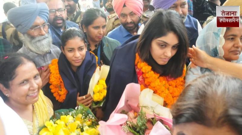 World Champions Amanjot And Harleen Get Grand Welcome In Chandigarh news in hindi