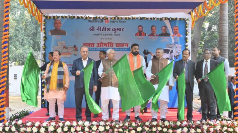 CM Nitish Kumar flagged off 109 free medicine vehicles News In Hindi