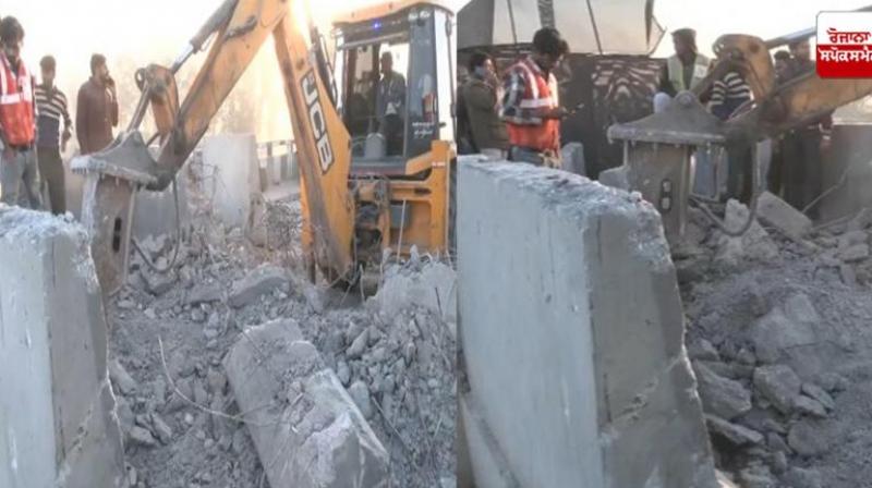 Shambhu Border Concrete barricades are being removed by bulldozers News In Hindi