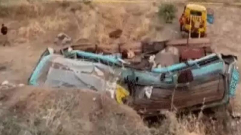 Five pilgrims killed 35 injured as bus falls into ditch in Gujarat News In Hindi