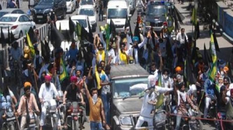 People stuck in jam for hours due to farmers protest in Amritsar