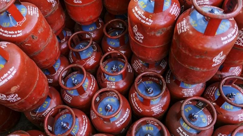 LPG Cylinder Price cylinder gets cheaper News In Hindi