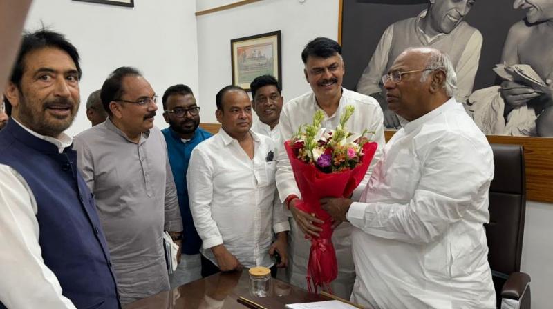 Leaders met Mallikarjun Kharge along with state Congress incharge news