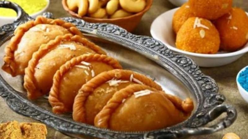 Make delicious Gujiya in this way on Holi 