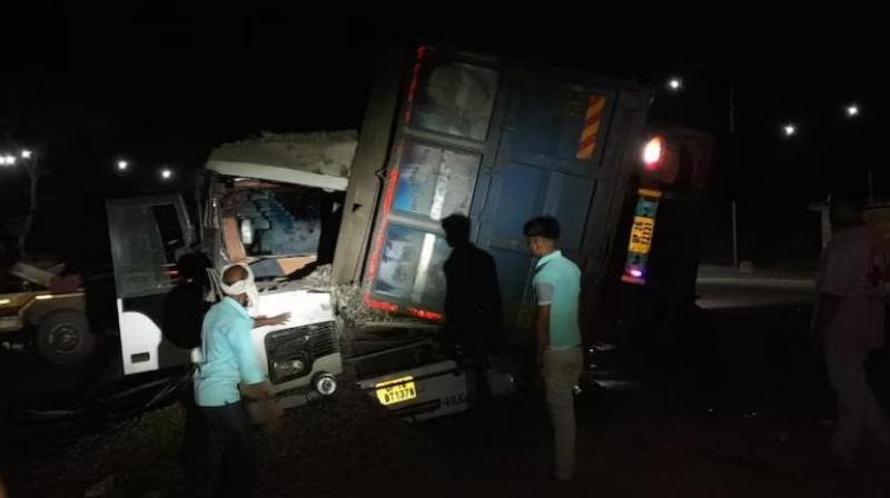 Dumper overturns on bus in Uttar Pradesh news in hindi