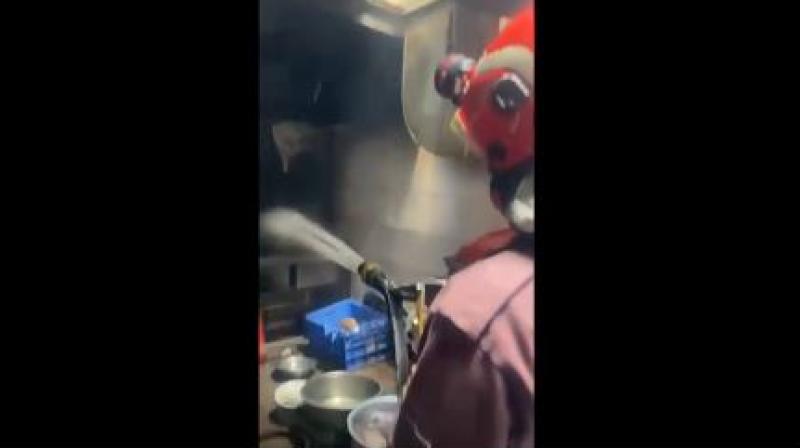 Delhi Fire breaks out in kitchen of a restaurant in Connaught Place News In Hindi