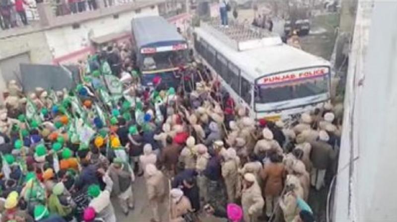 Punjab: Police strict on liquor factory demonstration, case registered against more than 1,100 protesters