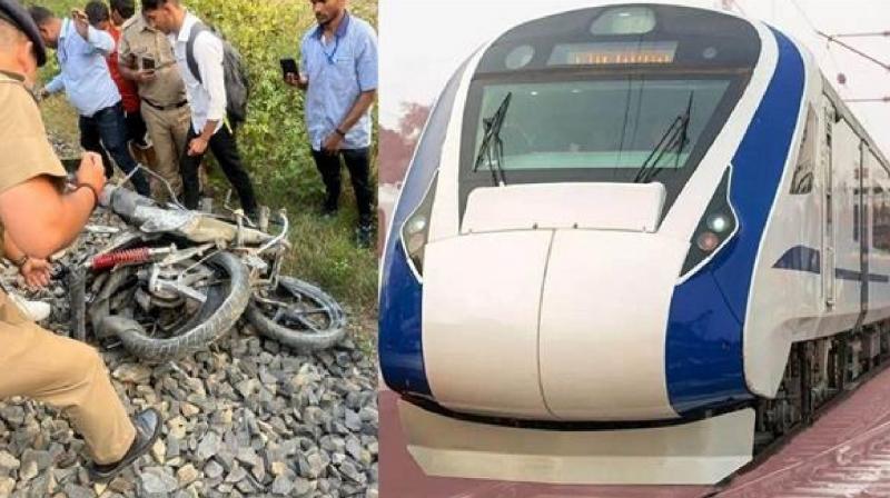 Man Ranaway Leaving His Bike Front Vande Bharat Express News In Hindi