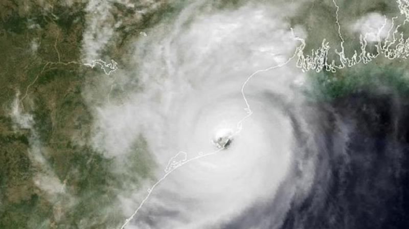 Cyclone Dana Updates Dana will hit Odisha, Bengal tomorrow News In Hindi