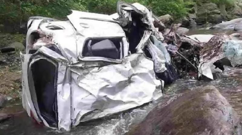 Himachal Accident News: Car fell into 150 meter deep gorge in Shimla, 2 people died