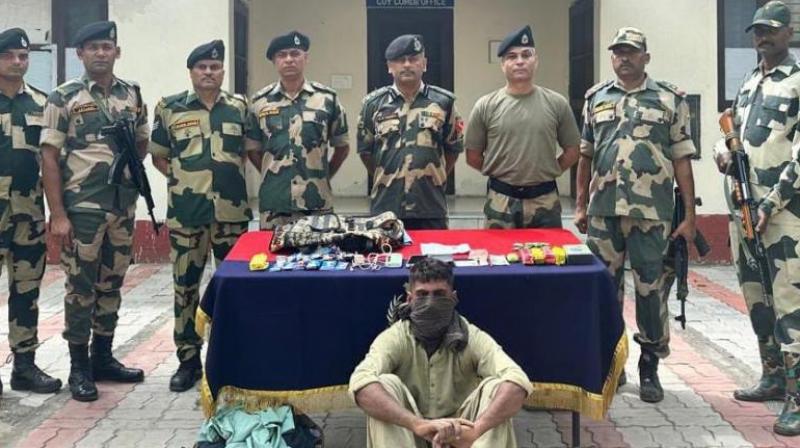  Amritsar News: BSF soldiers arrested a person coming from Pakistan