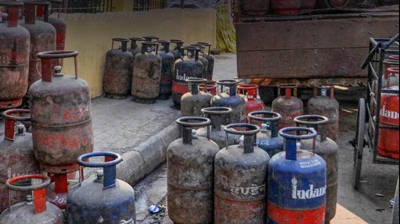  Gas cylinder became 17 rupees cheaper latest News In Hindi