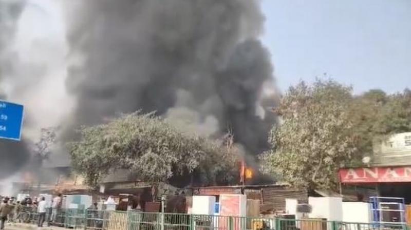 Massive fire broke out in Chandigarh furniture market, fire brigade vehicles reached the spot.