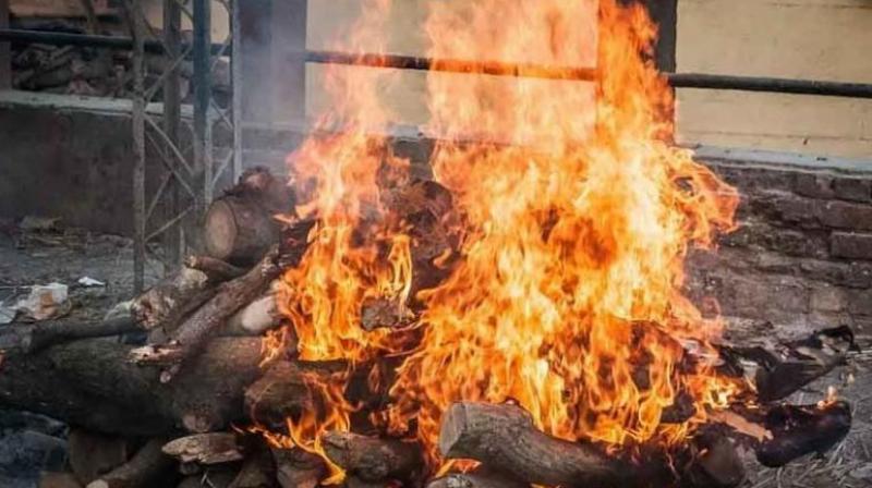 Man suddenly jumped into burning fire, 70 percent burnt news in hindi