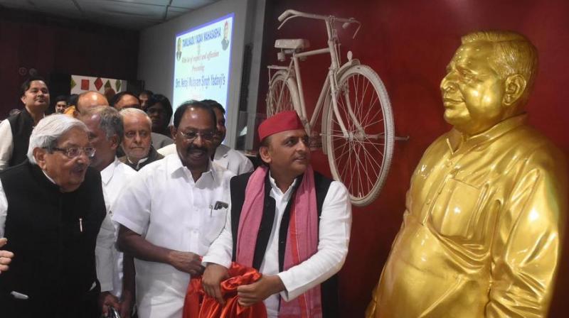 Akhilesh Yadav unveiled statue father Mulayam Singh Yadav news in hindi