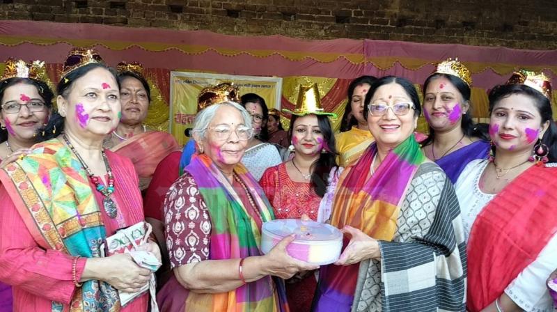 Patna City: Women celebrate Matka Phod Holi with great fanfare