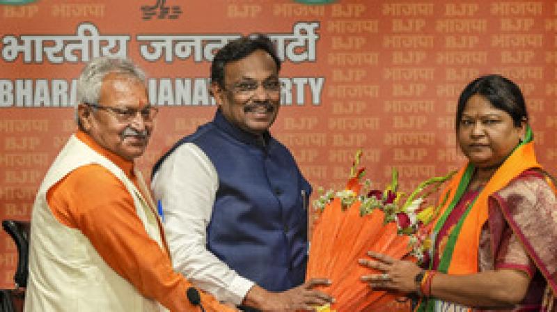 Hemant Soren's sister-in-law Sita Soren joins BJP News In Hindi